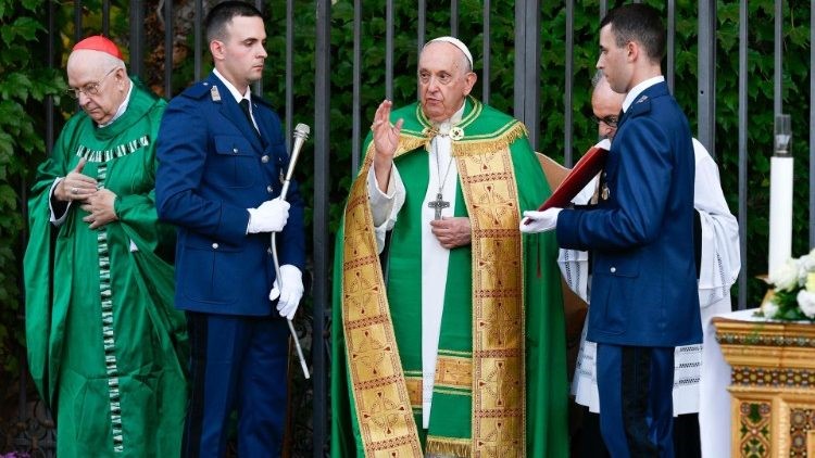 El Papa celebra la misa en los Jardines Vaticanos