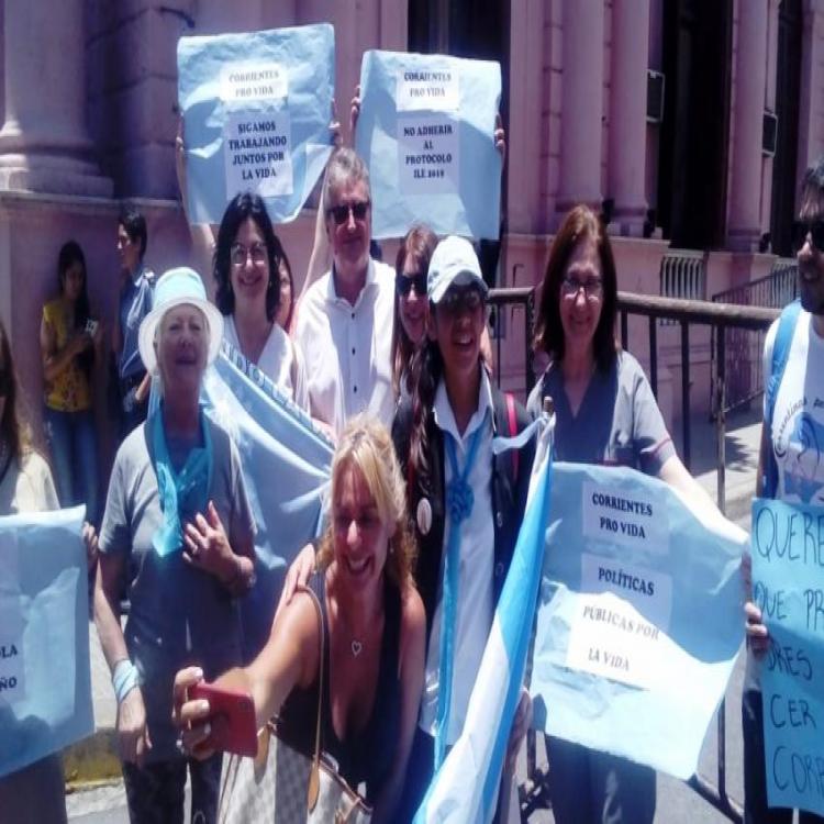 Abrazo simbólico en defensa de la vida a la Casa de Gobierno de Corrientes