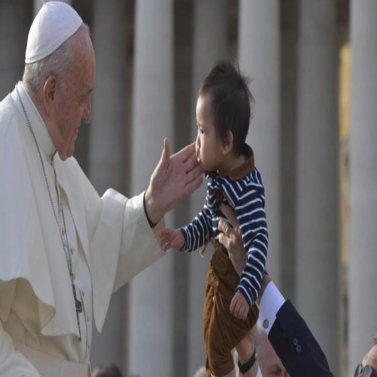 Construir puentes con la cultura, con la mano extendida, sin agresividad, pidió el Papa
