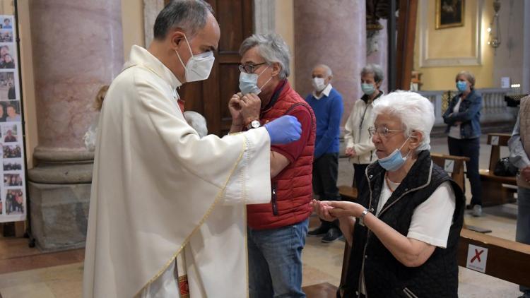 Covid: Los sacerdotes podrán celebrar hasta cuatro misas en Navidad