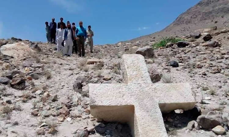 Descubren una cruz cristiana con más de mil años de antigüedad en el norte de Pakistán