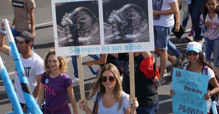 Dirigente político advierte sobre el "relato oficial" para legalizar el aborto