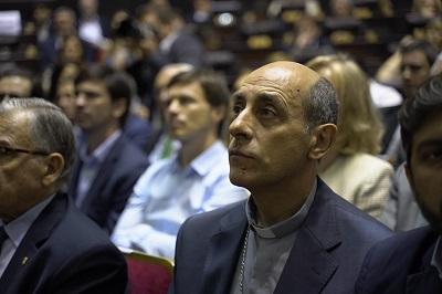 El arzobispo de La Plata en la asunción del gobernador bonaerense Axel Kicillof