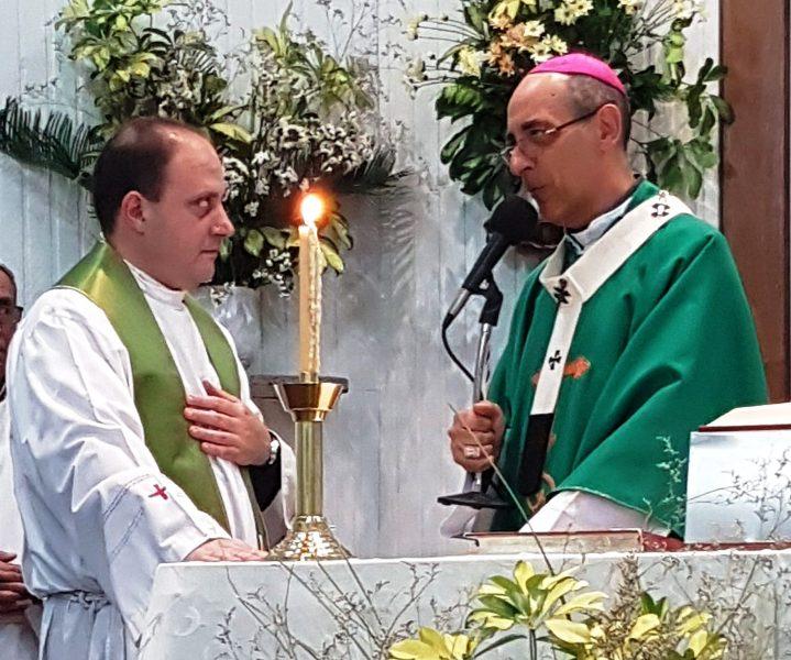 El arzobispo de La Plata obsequia a los párrocos un poema