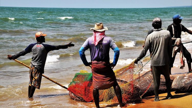 El Card. Turkson pide proteger los derechos humanos de los pescadores