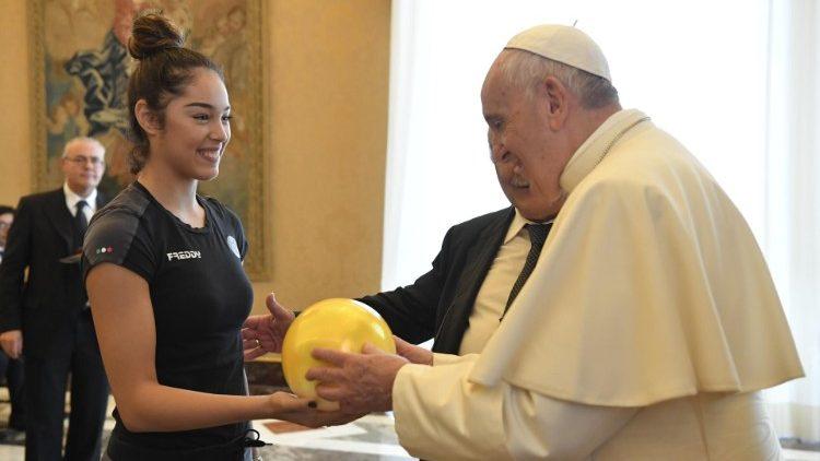 El deporte promueve el desarrollo integral de la persona y la amistad social, recordó el Papa