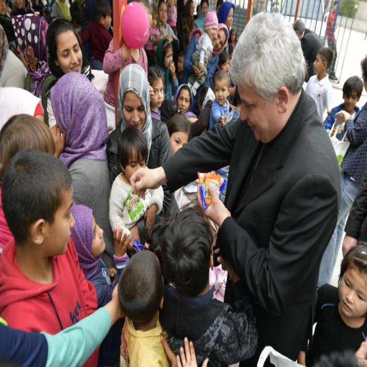 El limosnero del Papa traerá a Roma a 33 refugiados de Lesbos