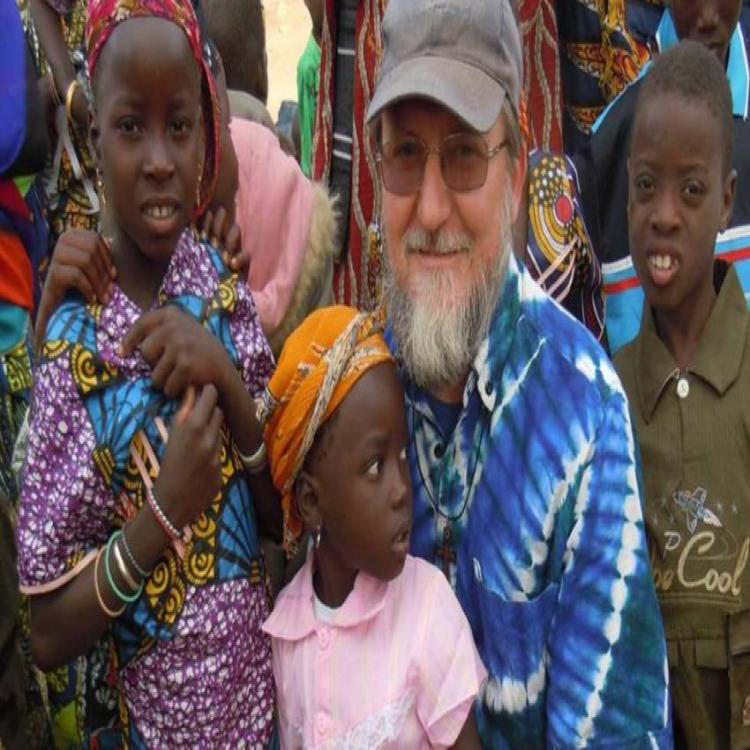 El misionero italiano secuestrado en África hace 18 meses, aún estaría vivo