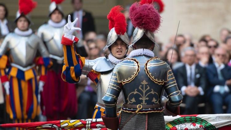 El Papa a guardias suizos: Estén atentos al "saqueo espiritual"