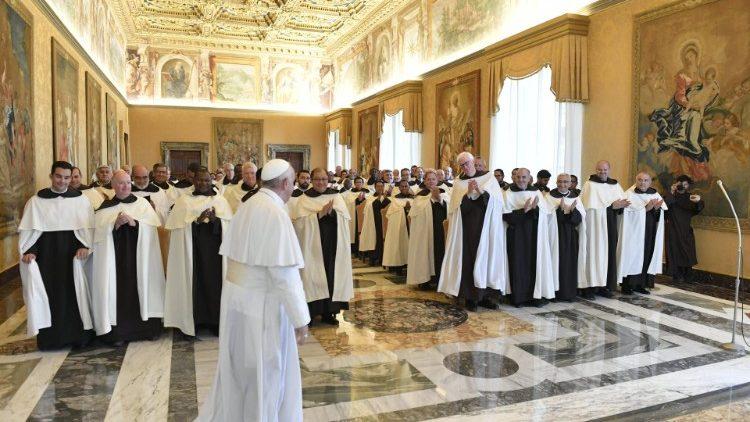 El Papa a los Carmelitas: Ayuden a saciar la sed de Dios que tiene nuestro mundo