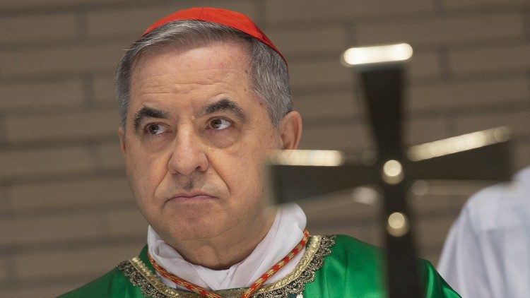 El Papa acepta la renuncia de Becciu a derechos vinculados con el cardenalato