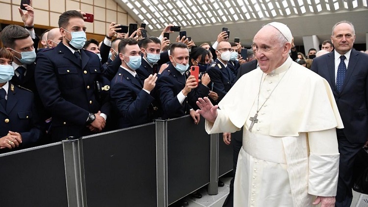 El Papa agradece a policías y gendarmes su servicio en el Vaticano