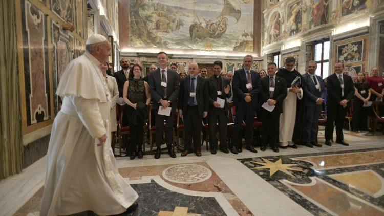El Papa alienta un progreso tecnológico basado en el bien común