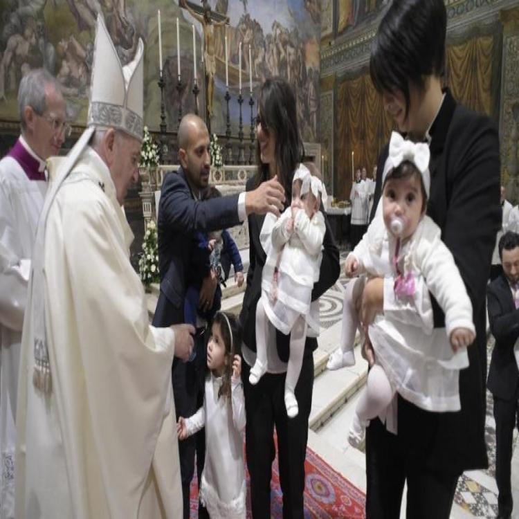 El Papa bautizó a 32 recién nacidos y explicó la importancia del sacramento
