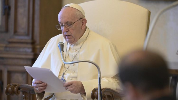 El Papa: El rezo de María es ejemplo de oración confiada y humilde