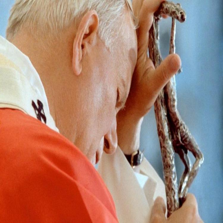 El Papa encomendó a san Juan Pablo II "estos días difíciles que estamos viviendo"