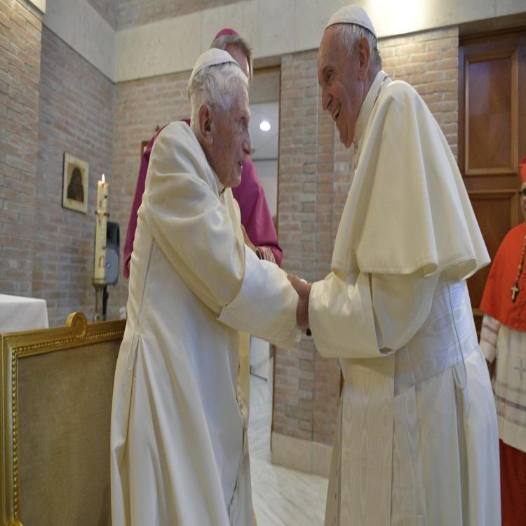 El Papa expresó su cercanía espiritual a Benedicto XVI ante la muerte de su hermano Georg