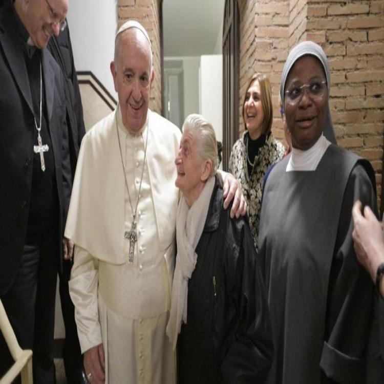 El Papa inauguró un centro de acogida y visitó un hospital ambulatorio