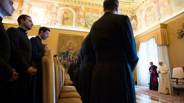 El Papa incluye un año de misión en la formación de diplomáticos de la Santa Sede