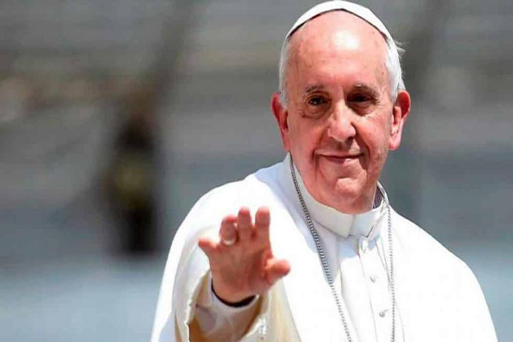 El Papa invita a "tender la mano al pobre" 