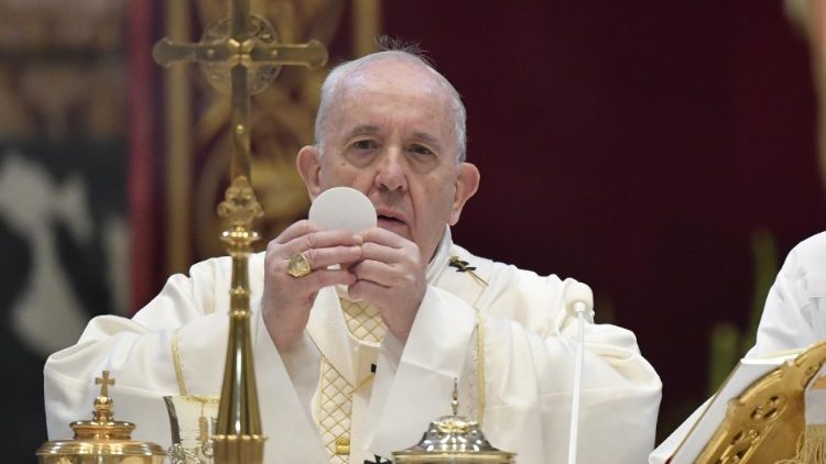 El Papa: La Eucaristía sana nuestra memoria y crea cadenas de solidaridad
