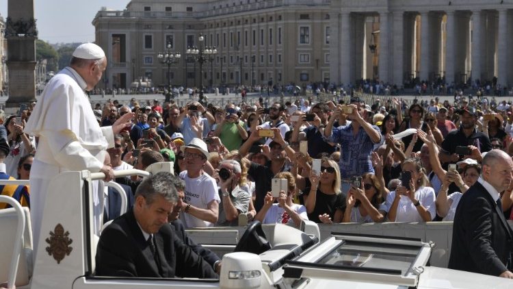El Papa pidió a los miembros de la Policía Penitencia a ser puentes entre la cárcel y la sociedad civil El Papa pidió a los miembros de la Policía Penitencia a ser puentes entre la cárcel y la sociedad civil