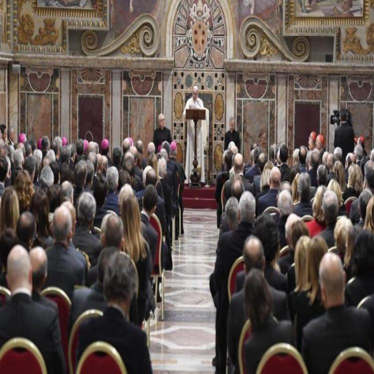 El Papa reafirmó hoy el compromiso del Vaticano de luchar contra la ilegalidad de las finanzas