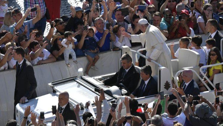 El Papa recuerda su visita a África y asegura: "Con la Virgen voy seguro"