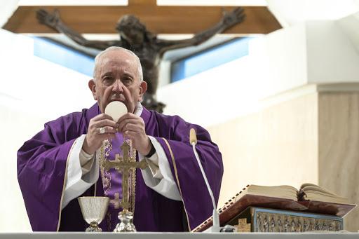El Papa reza por los que están sin techo para que la sociedad y la Iglesia los acojan