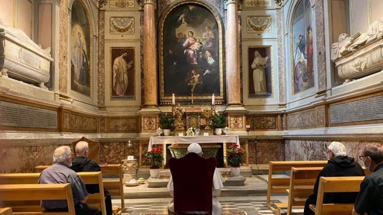 El Papa rezó ante la tumba de Santa Mónica
