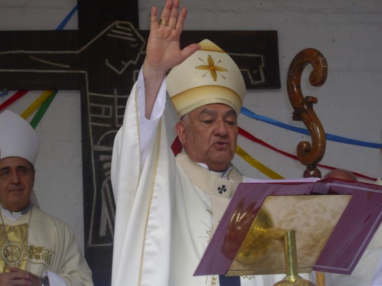El Papa saludó a Mons. Sigampa por sus bodas de oro sacerdotales