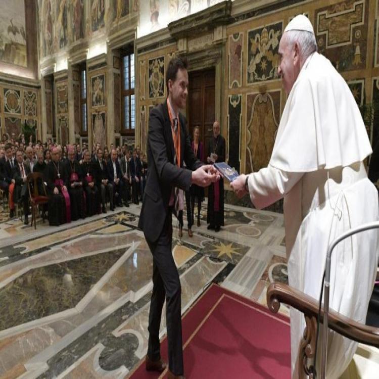 El Papa: Testimoniar el Evangelio frente al afán de poder y dinero