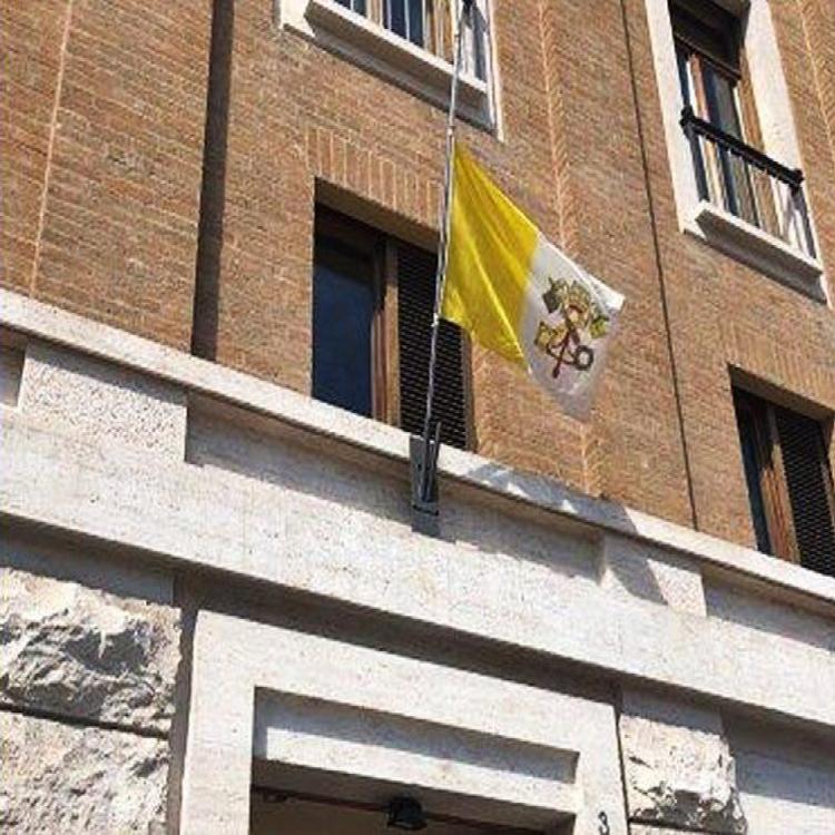 El Vaticano con sus banderas a media asta en señal de duelo