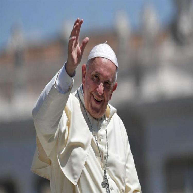 En el día de su santo, el Papa regala respiradores a Rumania, Italia y España