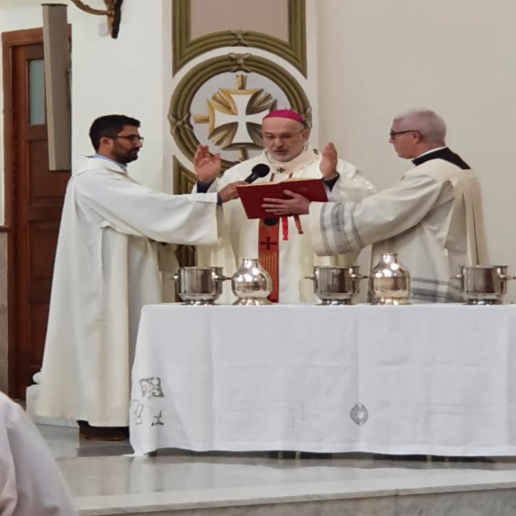 En la misa crismal, Mons. Azpiroz Costa llamó a "abrazar el futuro con esperanza"