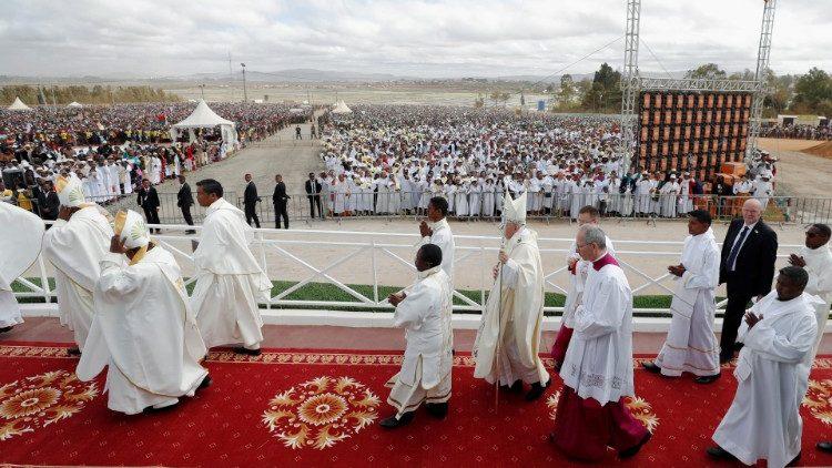 En multitudinaria misa en Mozambique, el Papa alienta el "espíritu de hermandad"