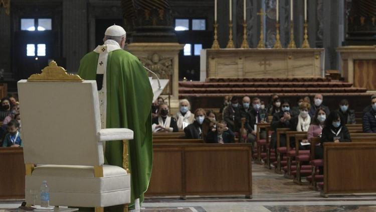 Extiende tu mano a los necesitados, en vez de exigir lo que te falta, pidió el Papa