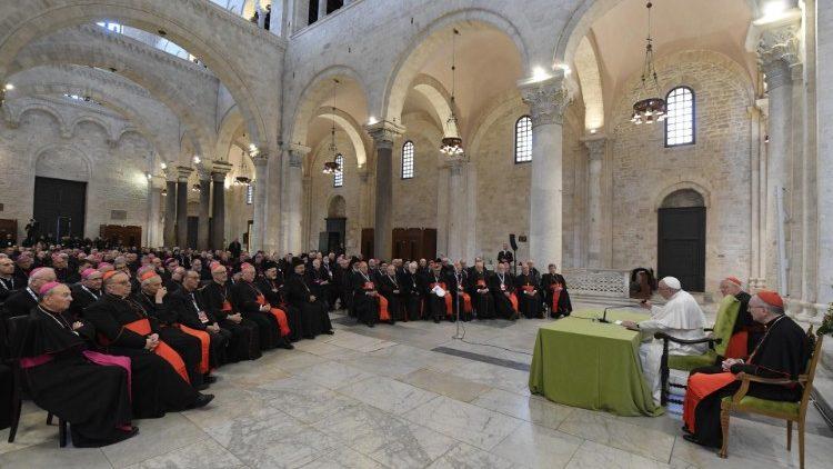 Francisco a los obispos: "El Mediterráneo, mar abierto al encuentro y a diálogo"