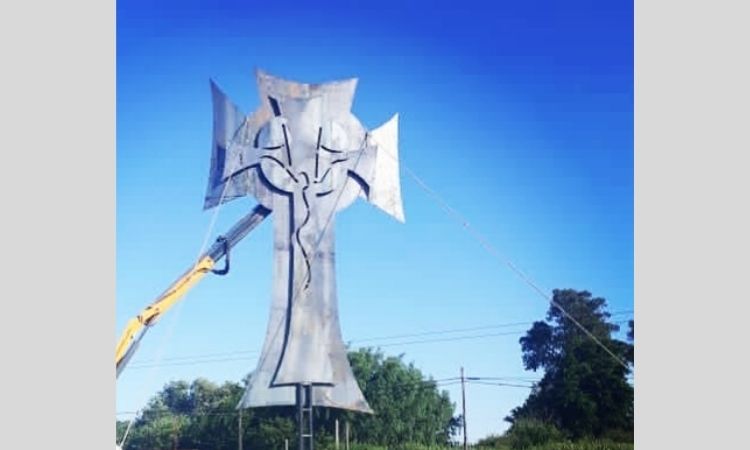 Héroes de Malvinas le obsequian a Francisco la escultura del Cristo Obrero