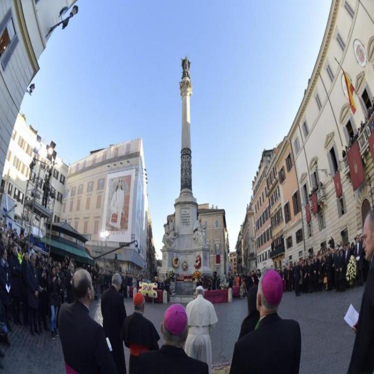 Homenaje a la Virgen: "Ella refleja en la oscuridad más profunda un rayo de luz"