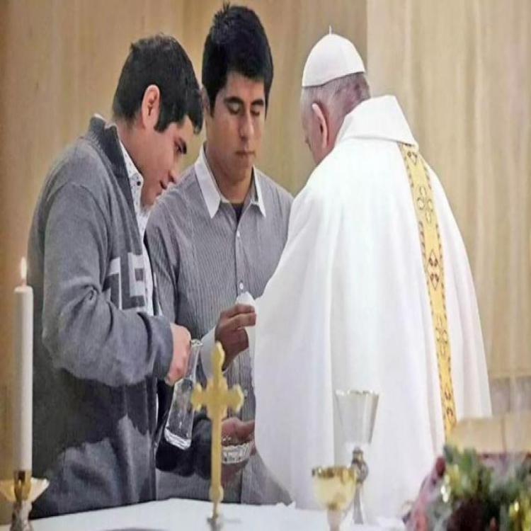 Jóvenes santiagueños recuperados de las drogas, monaguillos en la misa del Papa