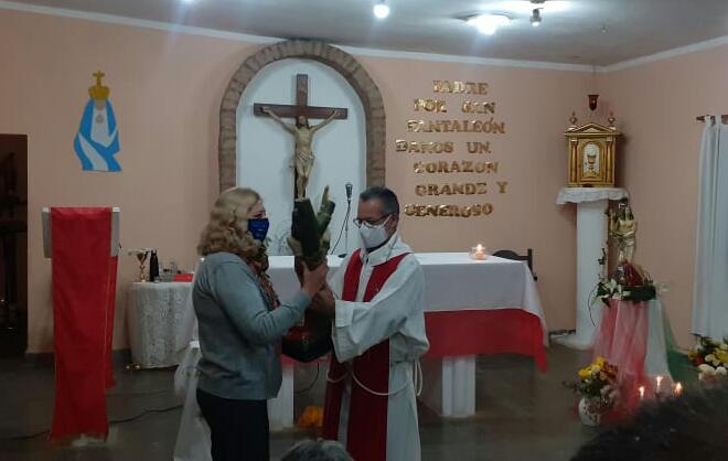 La comunidad de San Pantaleón donó una imagen del santo a un hospital catamarqueño