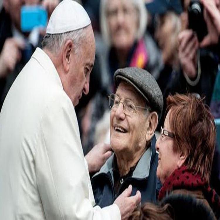 Los ancianos no son una carga para la sociedad sino una riqueza, afirmó el Papa