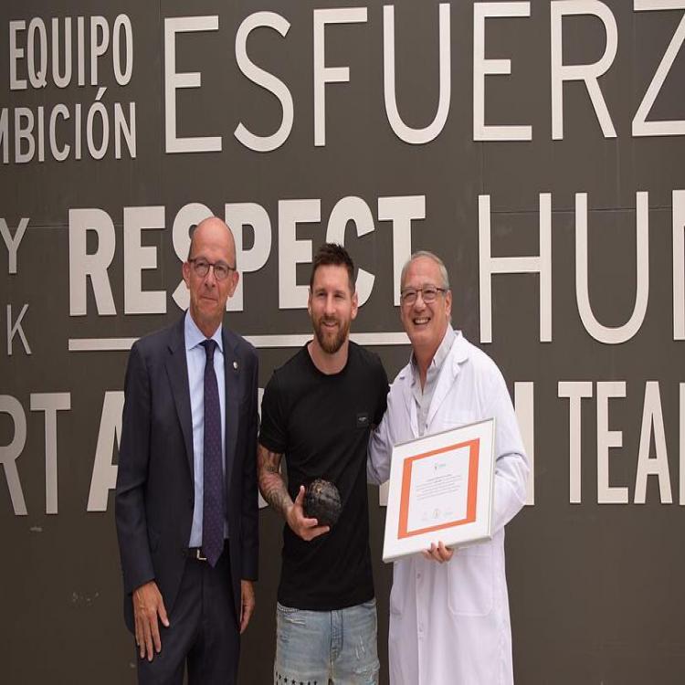 Messi recibe el Balón Educativo de Scholas Occurrentes