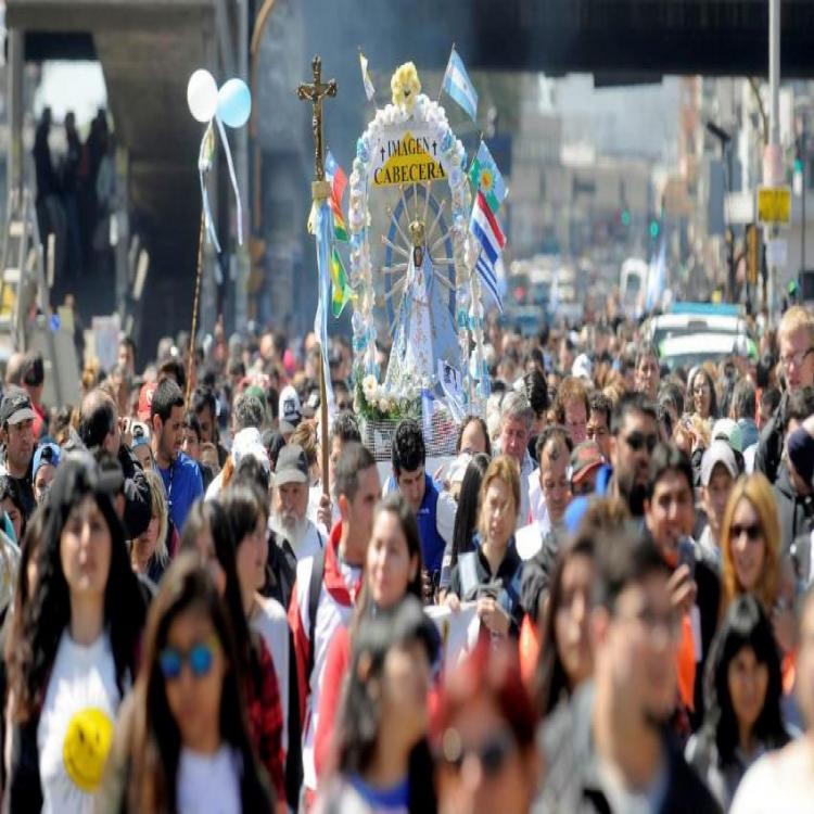 Miles de jóvenes caminan a Luján con un ruego a la Virgen: "Unidad"