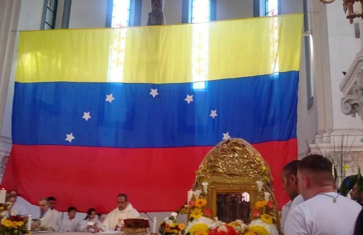 Miles de venezolanos honraron a la Virgen en Parque Rivadavia