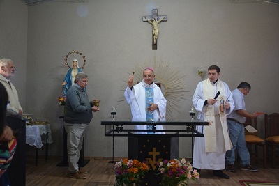 Mons. Baisi visitó la capilla de la Medalla Milagrosa en City Bell