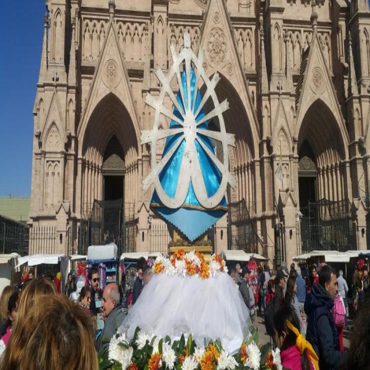 Mons. Fassi anima a los jóvenes que participarán de la peregrinación a Luján Mons. Fassi anima a los jóvenes que participarán de la peregrinación a Luján