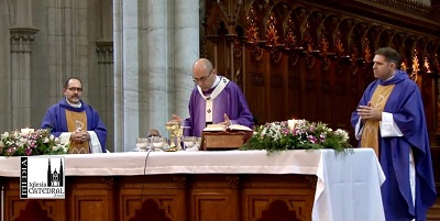 Mons. Fernández puso en posesión al nuevo párroco de la catedral platense