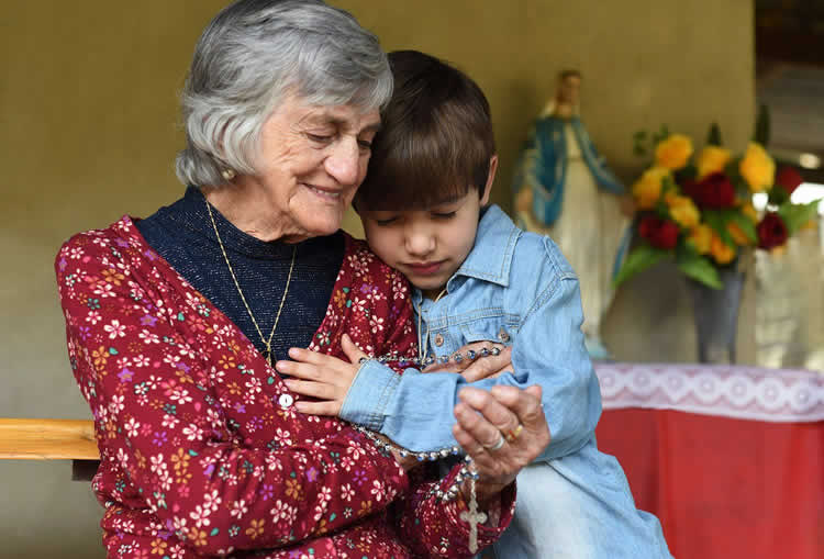 Mons. Lozano: Mirar a los abuelos nos renueva en la esperanza